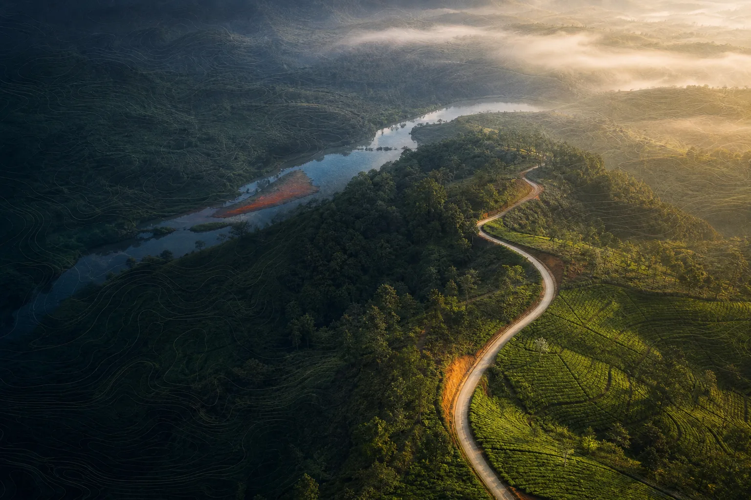 වංගු පාරක්, ගඟක හැරවුමක් සහ තේ වතුවලින් පිරුණු කඳුකරයක් — සිතියම් රේඛා එක්ක උඩ ඉඳන් පේන demo පින්තූරයක්.
